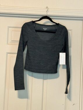 Athleta Charcoal Gray Long Sleeve Scoop Neck Crop Top